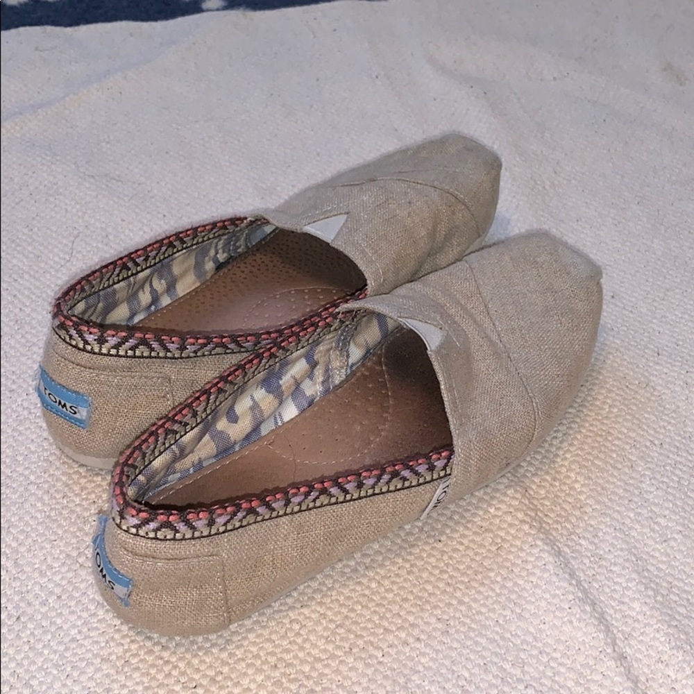Tan toms with tribal design on sides